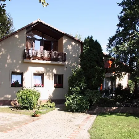Vakantiehuis Aba Wellness House Balatonszarszo